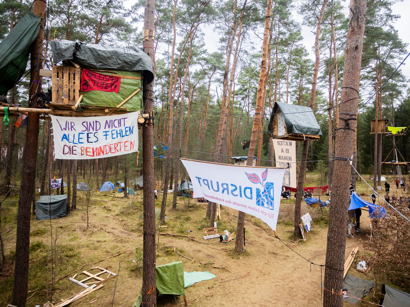 Das Camp der Initiative «Tesla stoppen» nahe der Tesla-Gigafactory darf bleiben. - Foto: Christoph Soeder/dpa