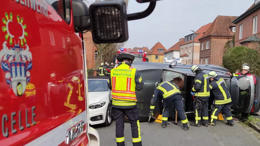 FW Celle: Feuerwehr rettet Fahrer aus umgekippten Fahrzeug - Bild: presseportal.de