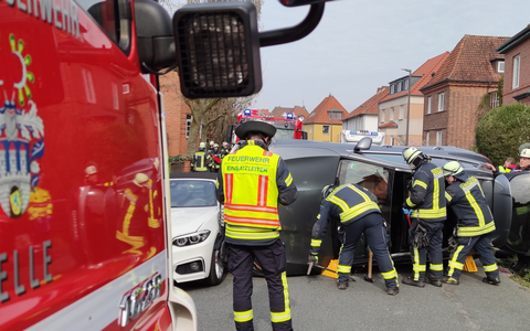 FW Celle: Feuerwehr rettet Fahrer aus umgekippten Fahrzeug - Foto: presseportal.de