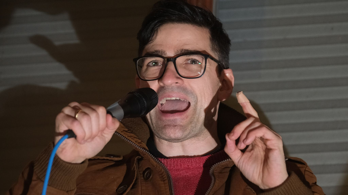 Martin Sellner, rechter Aktivist aus Österreich. - Foto: Sebastian Willnow/dpa