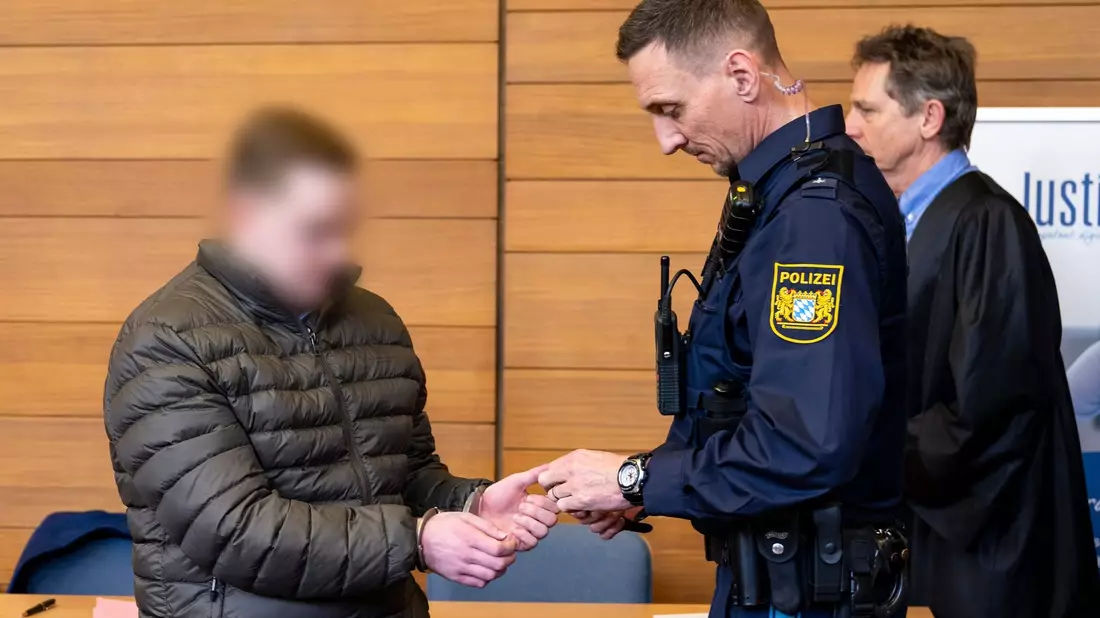 Der Angeklagte (l.) im Prozess um den Tod der Studentin Hanna ist zu neun Jahren Jugendstrafe verurteilt worden. - Bild: Lennart Preiss/dpa