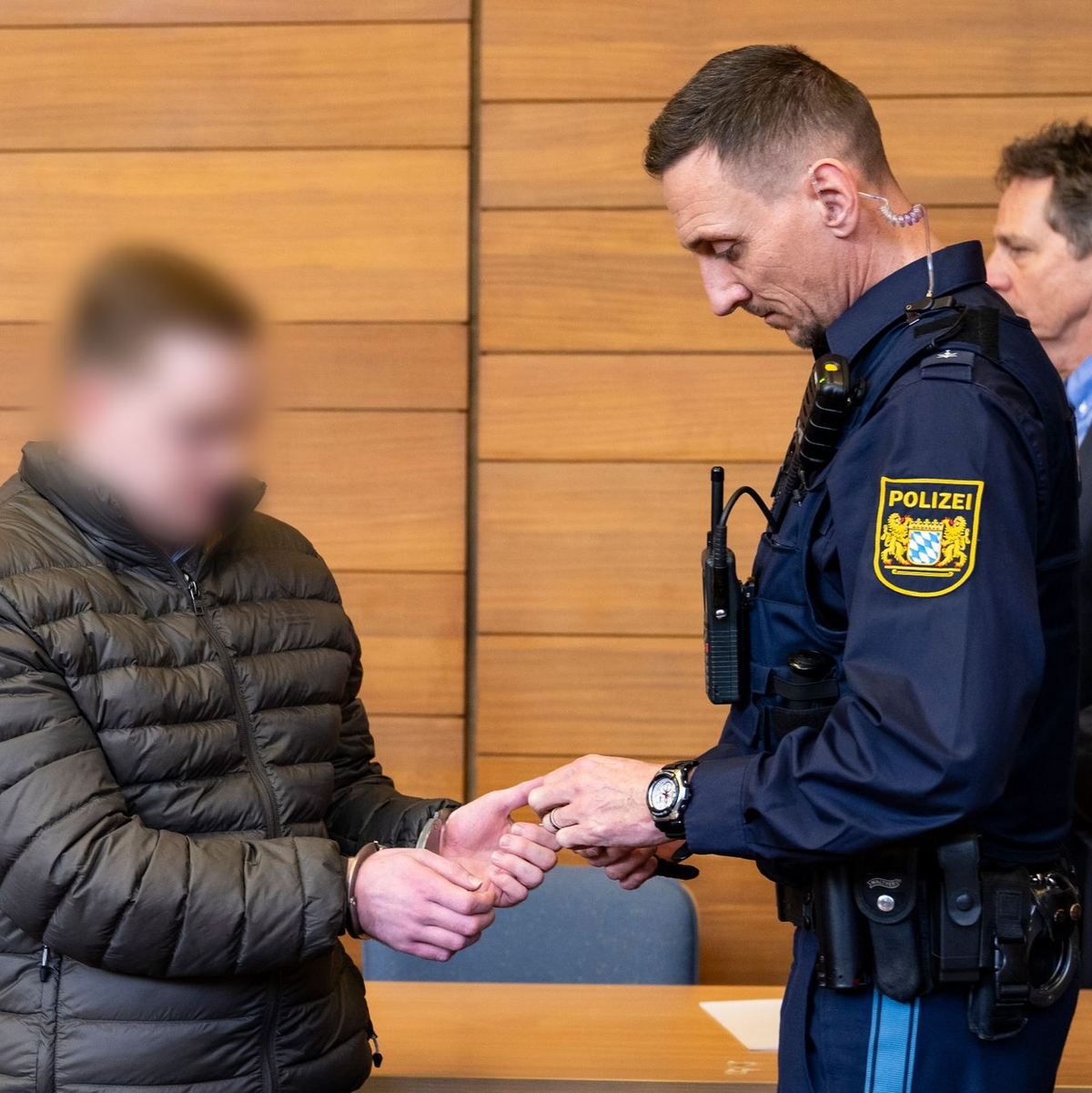 Der Angeklagte (l.) im Prozess um den Tod der Studentin Hanna ist zu neun Jahren Jugendstrafe verurteilt worden. - Foto: Lennart Preiss/dpa