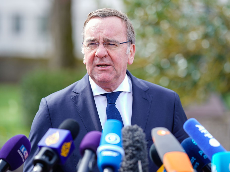 Boris Pistorius während der Beratungen der US-geführten Ukraine-Kontaktgruppe auf dem US-Luftwaffenstützpunkt Ramstein. - Foto: Uwe Anspach/dpa