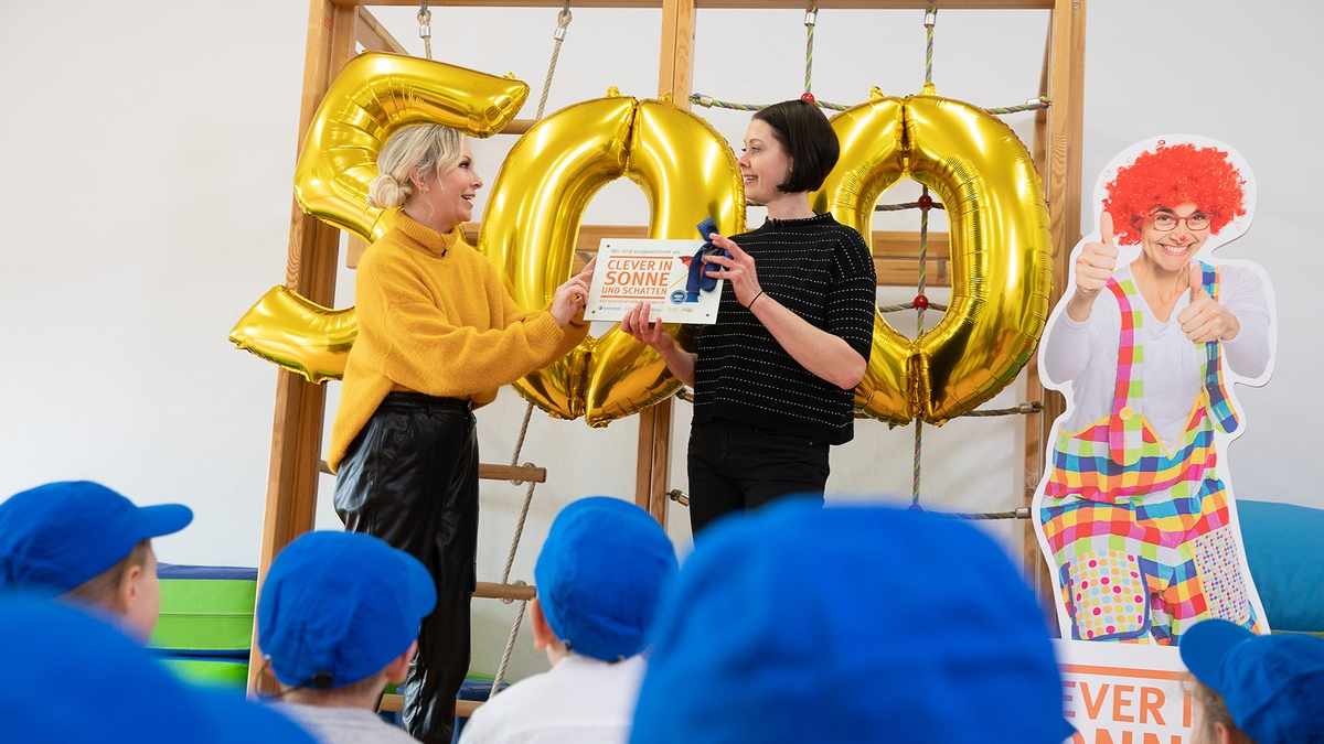 500. Clever in Sonne und Schatten-Kita ausgezeichnet / Moderatorin Susanne Klehn überreicht Auszeichnung für mehr UV-Schutz - Foto: presseportal.de