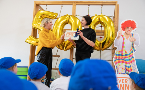 500. Clever in Sonne und Schatten-Kita ausgezeichnet / Moderatorin Susanne Klehn überreicht Auszeichnung für mehr UV-Schutz - Foto: presseportal.de