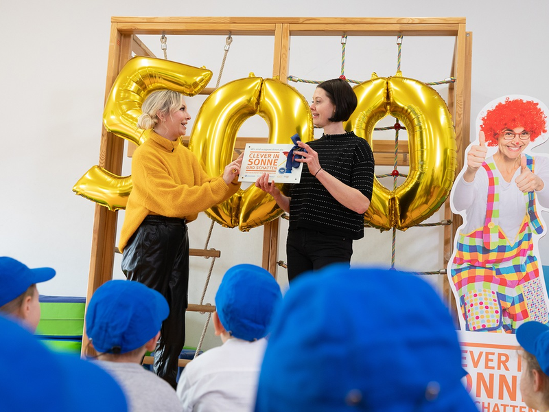 500. Clever in Sonne und Schatten-Kita ausgezeichnet / Moderatorin Susanne Klehn überreicht Auszeichnung für mehr UV-Schutz - Foto: presseportal.de