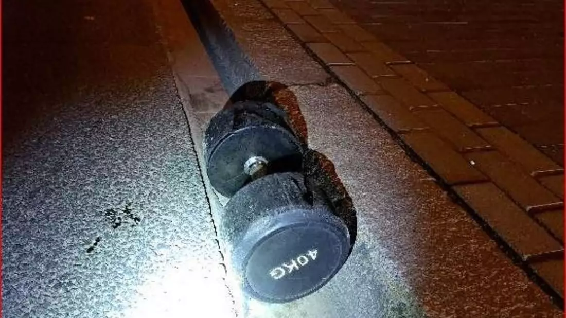 POL-GÖ: (109/2024) Unbekannte hinterlassen 40 kg-Hantel auf Berliner Straße - PKW beim Überfahren beschädigt, niemand verletzt - Bild: presseportal.de
