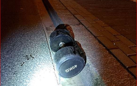 POL-GÖ: (109/2024) Unbekannte hinterlassen 40 kg-Hantel auf Berliner Straße - PKW beim Überfahren beschädigt, niemand verletzt - Foto: presseportal.de