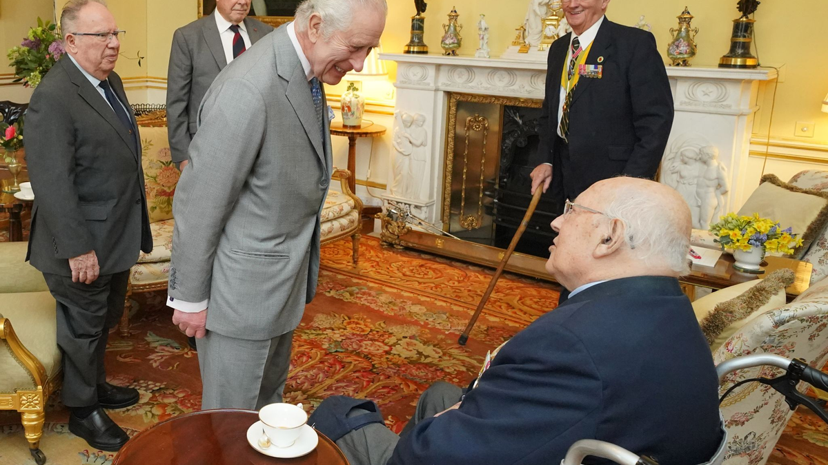 König Charles III. (M) bei einer Audienz im Buckingham-Palast mit Veteranen des Koreakriegs. - Foto: Jonathan Brady/PA Wire/dpa