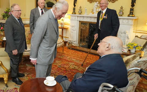 König Charles III. (M) bei einer Audienz im Buckingham-Palast mit Veteranen des Koreakriegs. - Foto: Jonathan Brady/PA Wire/dpa