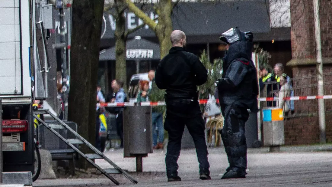 Einsatzkräfte in einem abgesperrten Bereich in der Innenstadt von Bochum. - Bild: Dieter Menne/dpa