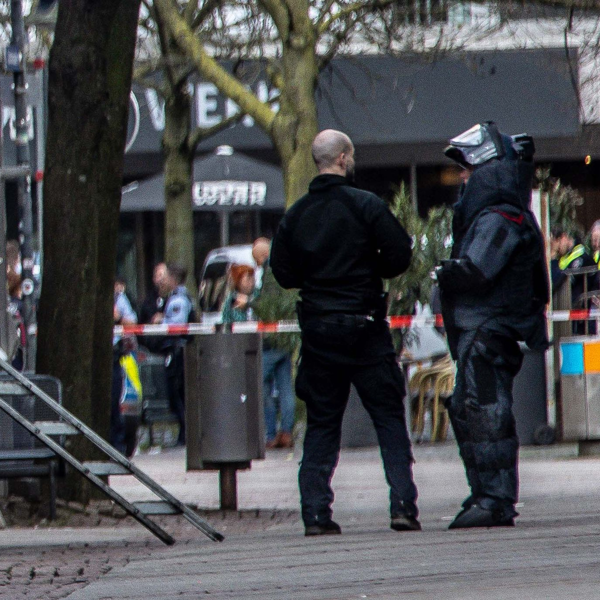 Einsatzkräfte in einem abgesperrten Bereich in der Innenstadt von Bochum. - Foto: Dieter Menne/dpa