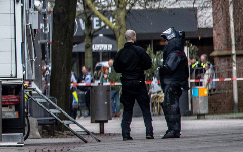Einsatzkräfte in einem abgesperrten Bereich in der Innenstadt von Bochum. - Foto: Dieter Menne/dpa