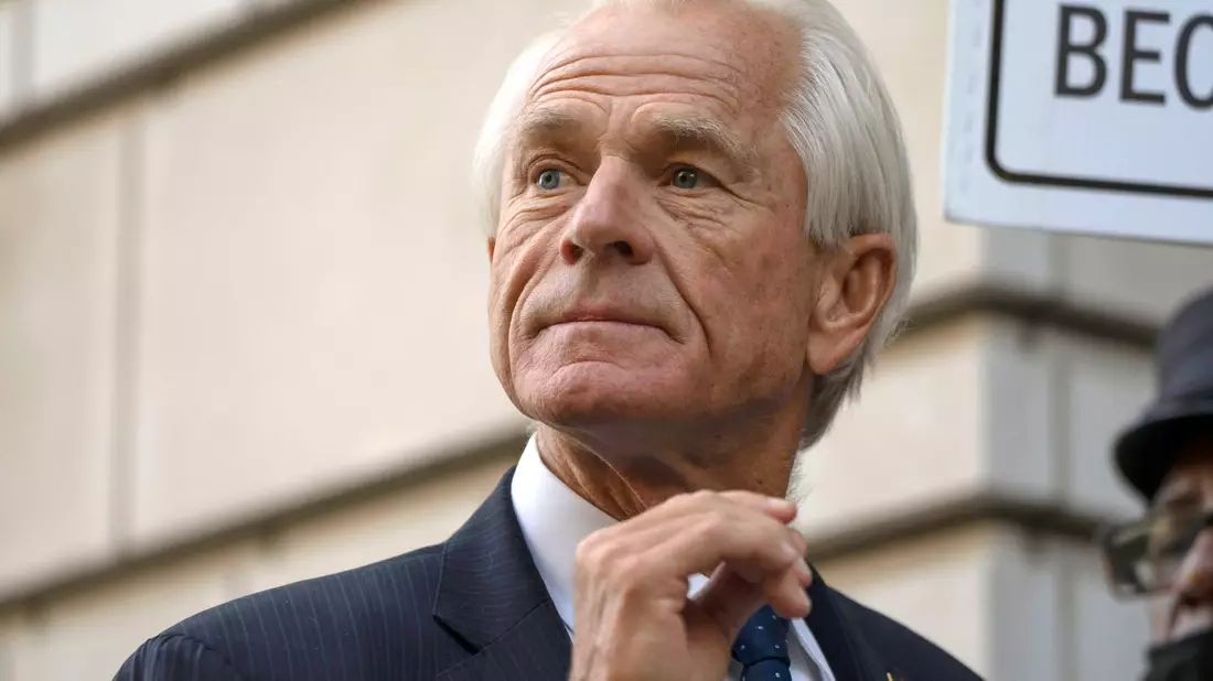 Peter Navarro vor dem Bundesgericht in Washington. - Bild: Mark Schiefelbein/AP/dpa