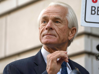 Peter Navarro vor dem Bundesgericht in Washington. - Foto: Mark Schiefelbein/AP/dpa