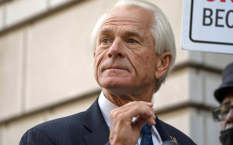 Peter Navarro vor dem Bundesgericht in Washington. - Foto: Mark Schiefelbein/AP/dpa