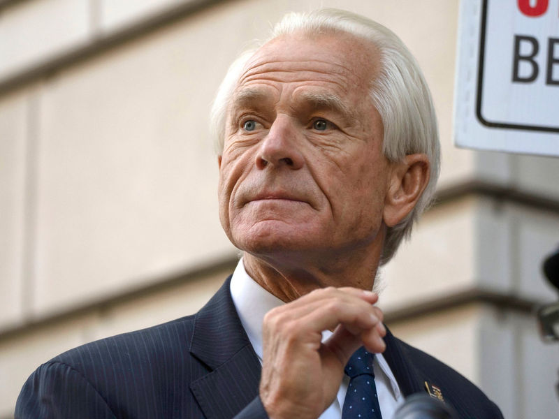 Peter Navarro vor dem Bundesgericht in Washington. - Foto: Mark Schiefelbein/AP/dpa