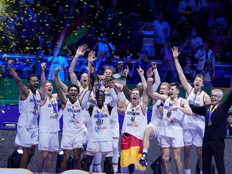Die DBB-Männer reisen als Weltmeister nach Paris. - Foto: Michael Conroy/AP/dpa