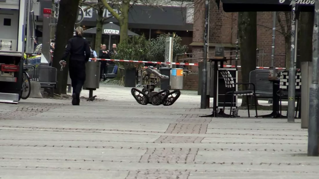 Ein fernlenkbarer Roboter kommt zum Einsatz. - Bild: Justin Brosch/dpa