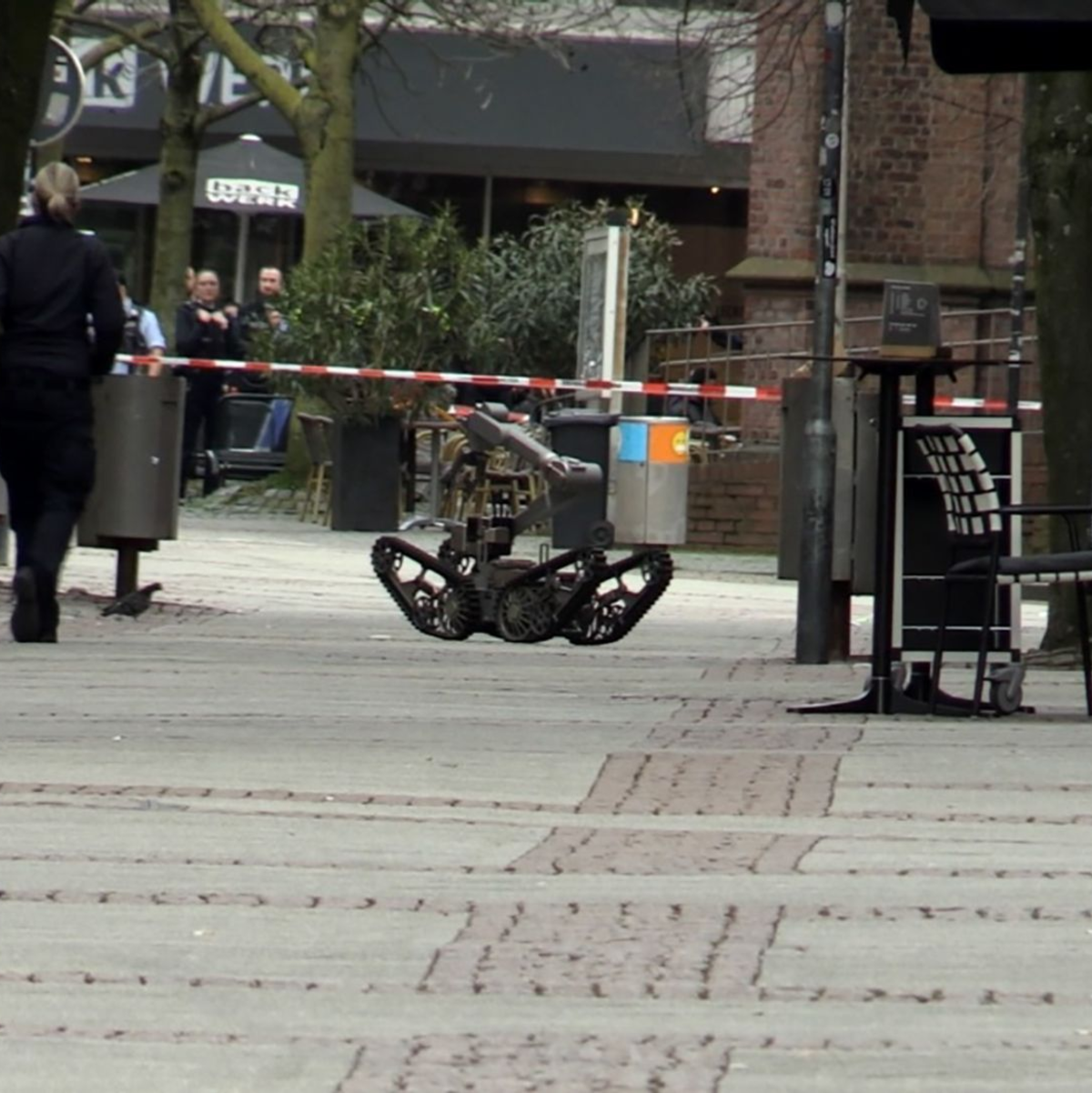 Ein fernlenkbarer Roboter kommt zum Einsatz. - Foto: Justin Brosch/dpa