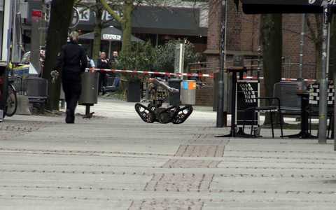 Ein fernlenkbarer Roboter kommt zum Einsatz. - Foto: Justin Brosch/dpa