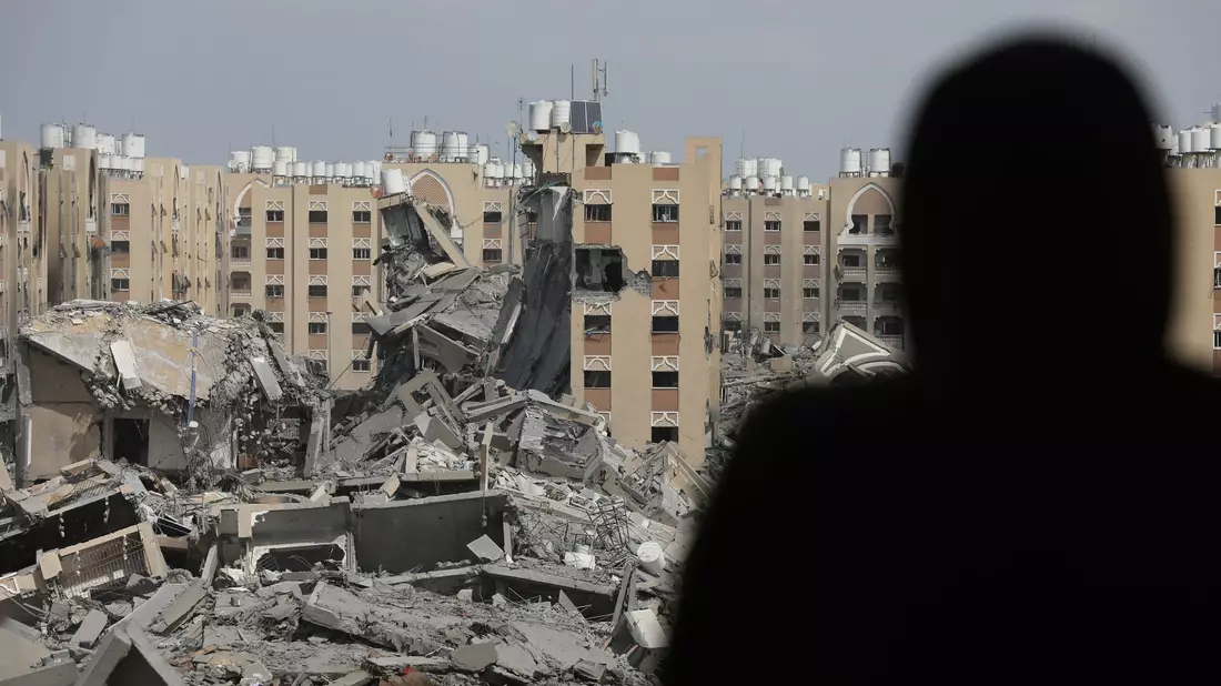 Palästinenser inspizieren die Schäden an den zerstörten Gebäuden in Hamad City nach dem israelischen Angriff auf Chan Junis. - Bild: Naaman Omar/APA Images via ZUMA Press Wire/dpa