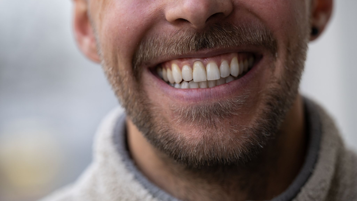 Die Forscher haben eine Reihe von Schlüsselfaktoren ausgemacht, die Menschen generell glücklicher machen. - Foto: Hannes P Albert/dpa