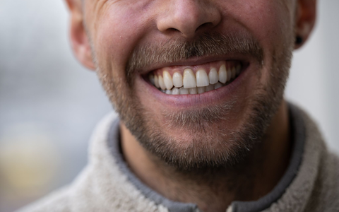 Die Forscher haben eine Reihe von Schlüsselfaktoren ausgemacht, die Menschen generell glücklicher machen. - Foto: Hannes P Albert/dpa