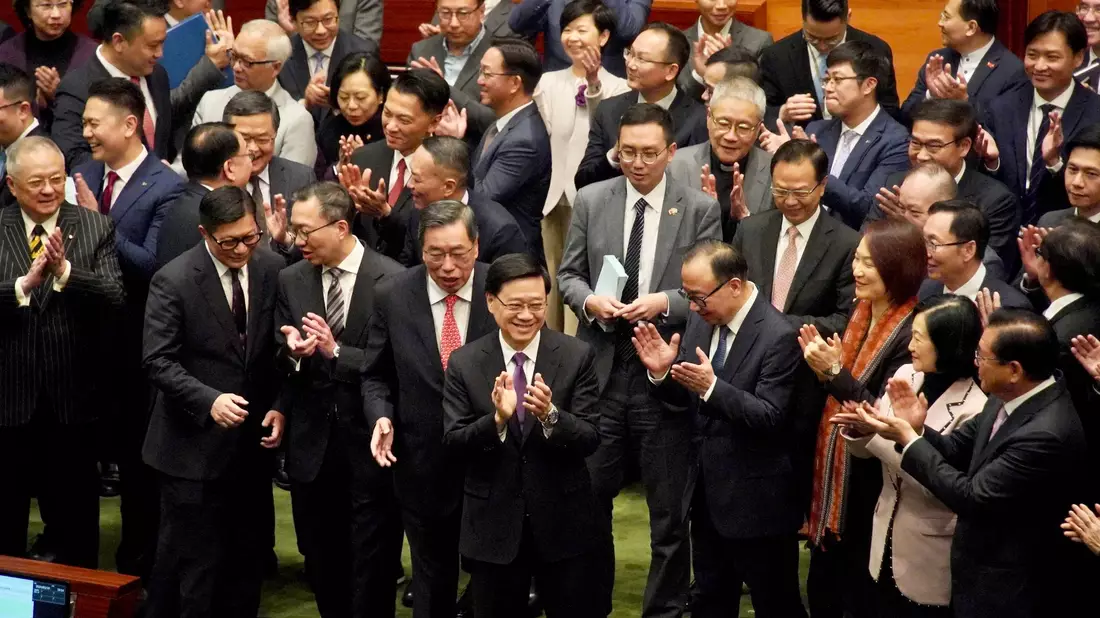 Hongkongs Legislativrat hat das umstrittene Sicherheitsgesetz für die chinesische Sonderverwaltungsregion einstimmig verabschiedet. - Bild: Lui Siu Wai/XinHua/dpa