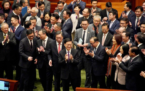 Hongkongs Legislativrat hat das umstrittene Sicherheitsgesetz fĂŒr die chinesische Sonderverwaltungsregion einstimmig verabschiedet. - Foto: Lui Siu Wai/XinHua/dpa Hongkongs Legislativrat hat das umstrittene Sicherheitsgesetz fĂŒr die chinesische Sonderverwaltungsregion einstimmig verabschiedet. - Foto: Lui Siu Wai/XinHua/dpa