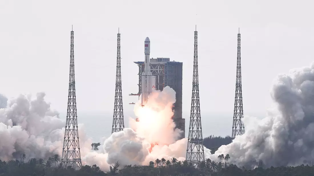 Der Relaissatellit bildet ein Kommunikationsdreieck und ermöglicht, dass das Kontrollzentrum von der Erde aus auf die Rückseite des Mondes Signale senden kann. - Bild: Yang Guanyu/XinHua/dpa