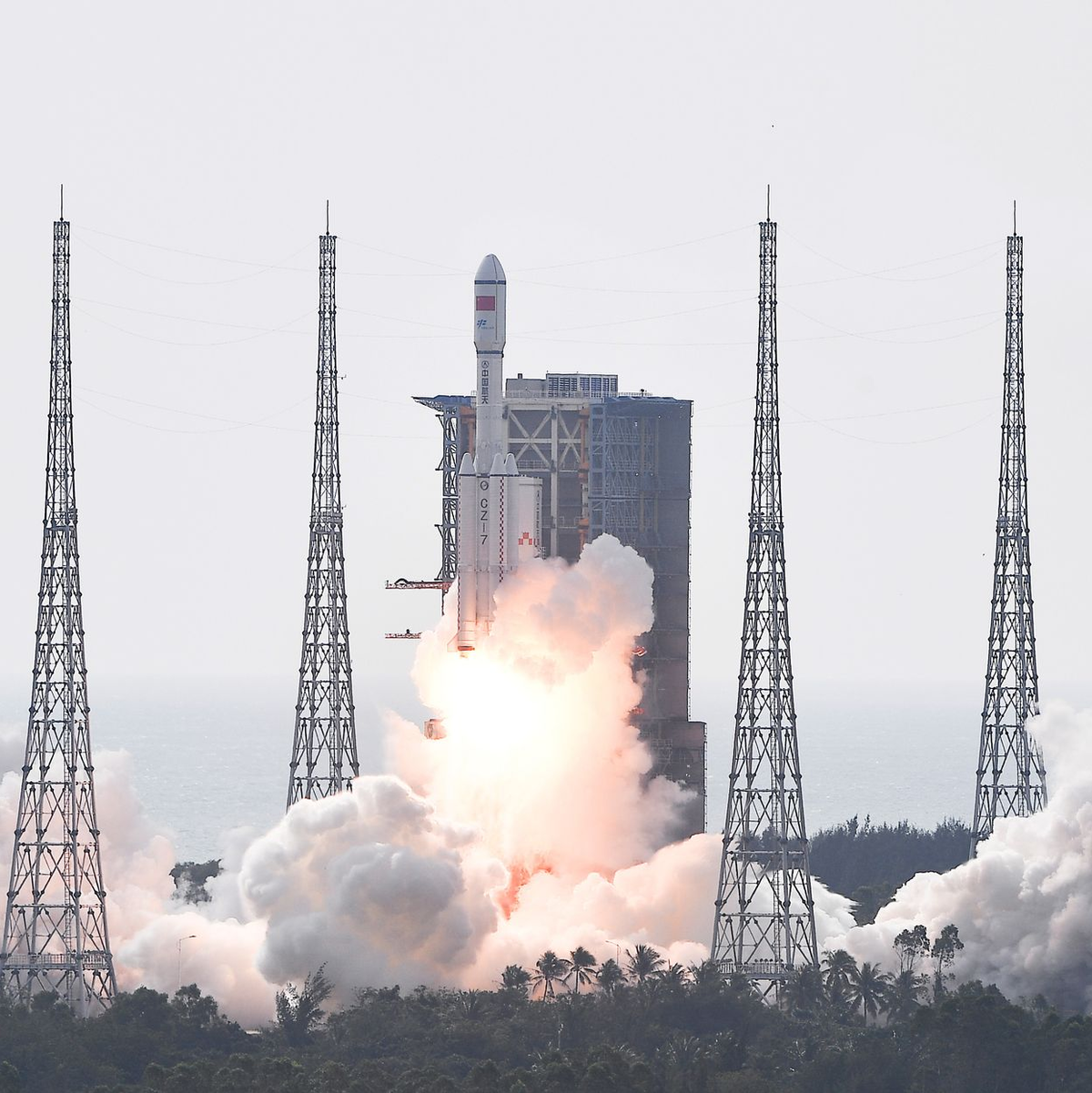 Der Relaissatellit bildet ein Kommunikationsdreieck und ermöglicht, dass das Kontrollzentrum von der Erde aus auf die Rückseite des Mondes Signale senden kann. - Foto: Yang Guanyu/XinHua/dpa