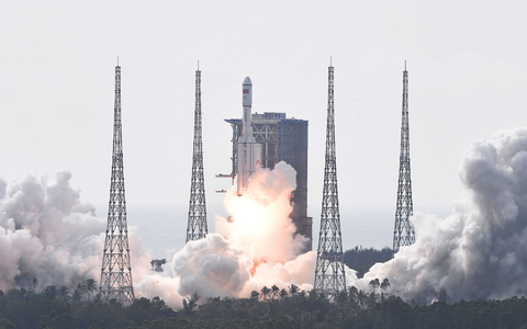 Der Relaissatellit bildet ein Kommunikationsdreieck und ermöglicht, dass das Kontrollzentrum von der Erde aus auf die Rückseite des Mondes Signale senden kann. - Foto: Yang Guanyu/XinHua/dpa