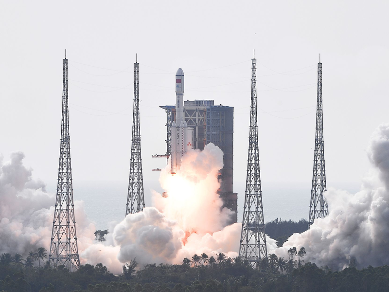 Der Relaissatellit bildet ein Kommunikationsdreieck und ermöglicht, dass das Kontrollzentrum von der Erde aus auf die Rückseite des Mondes Signale senden kann. - Foto: Yang Guanyu/XinHua/dpa