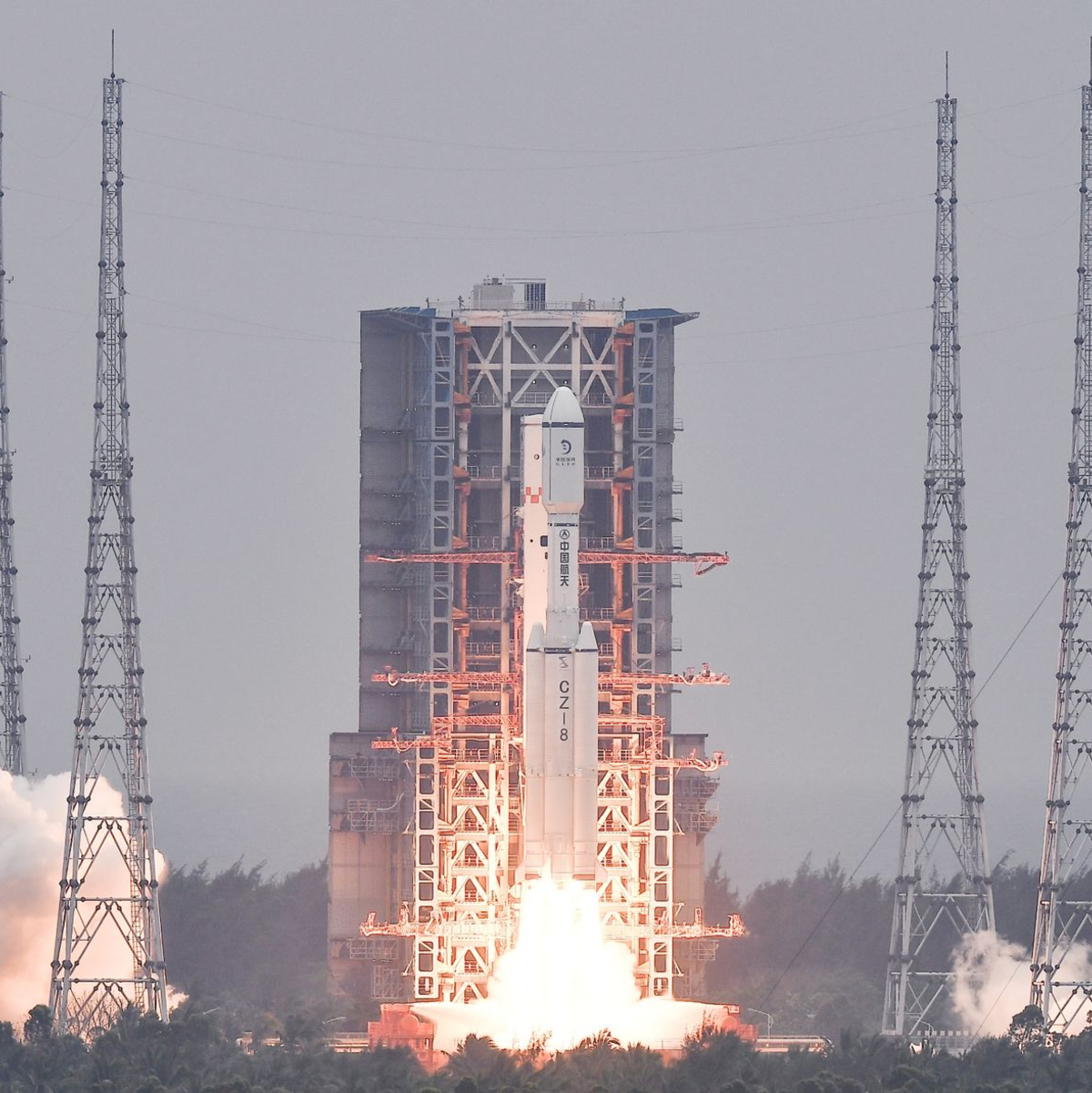 Der Relaissatellit bildet ein Kommunikationsdreieck und ermöglicht, dass das Kontrollzentrum von der Erde aus auf die Rückseite des Mondes Signale senden kann. - Foto: Yang Guanyu/XinHua/dpa