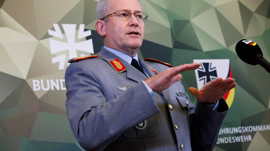 Generalleutnant Andre Bodemann, Befehlshaber Territoriales Führungskommando der Bundeswehr, spricht vor Beginn der Tagung zum neuen Verteidigungsplan für Deutschland. - Bild: Carsten Koall/dpa