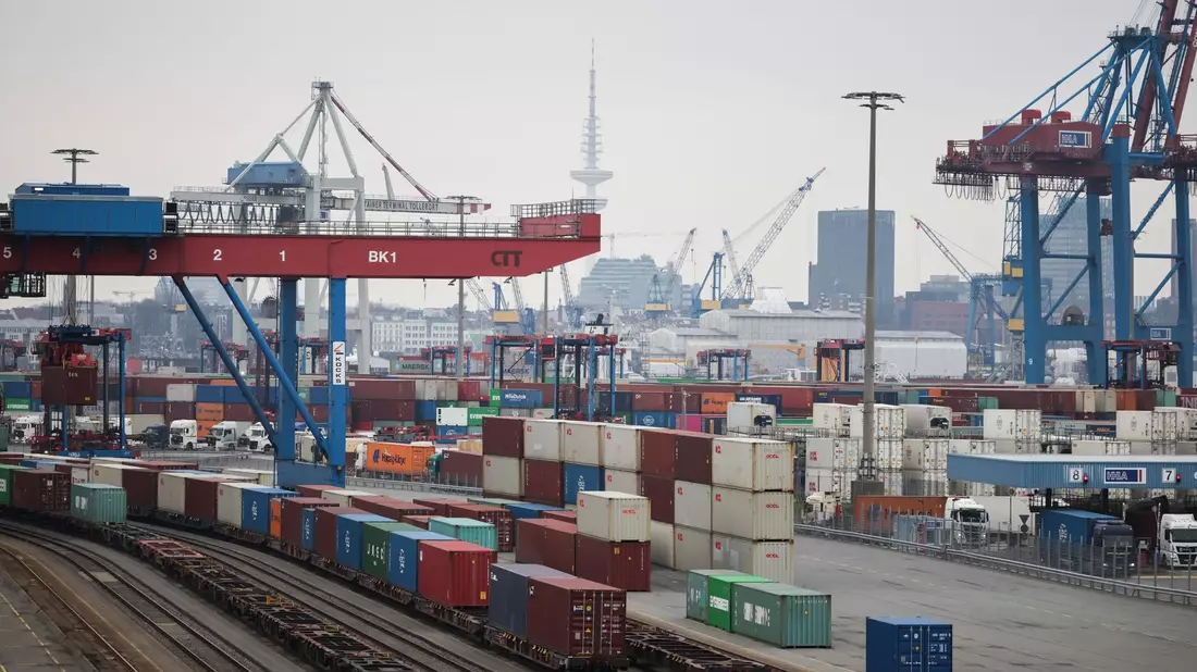 Container werden auf dem Terminal Tollerort der Hamburger Hafen und Logistik AG (HHLA) umgeschlagen. - Bild: Christian Charisius/dpa