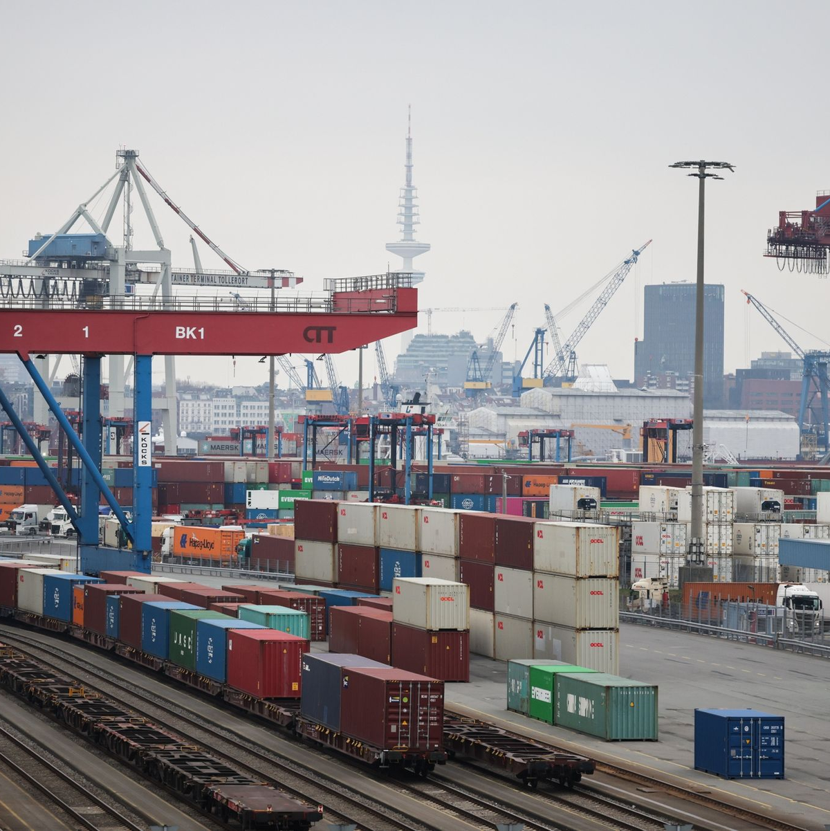 Container werden auf dem Terminal Tollerort der Hamburger Hafen und Logistik AG (HHLA) umgeschlagen. - Foto: Christian Charisius/dpa