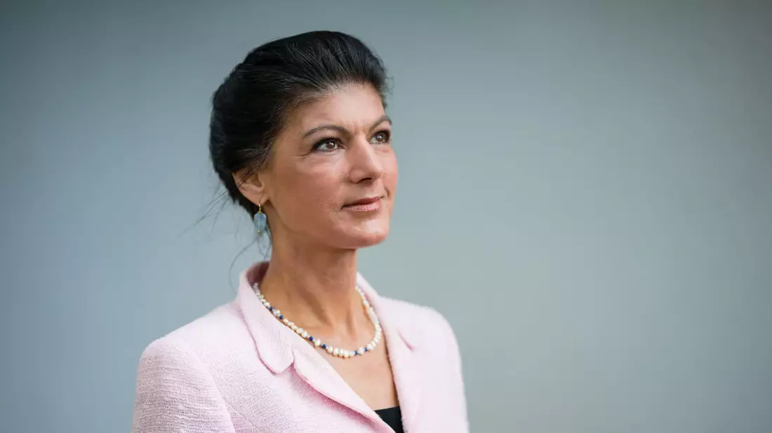 Sahra Wagenknecht freut sich über den bisherigen Erfolg ihrer Partei. - Bild: Oliver Dietze/dpa