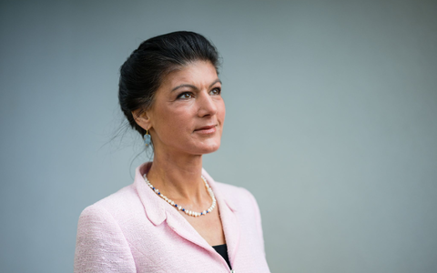 Sahra Wagenknecht freut sich über den bisherigen Erfolg ihrer Partei. - Foto: Oliver Dietze/dpa