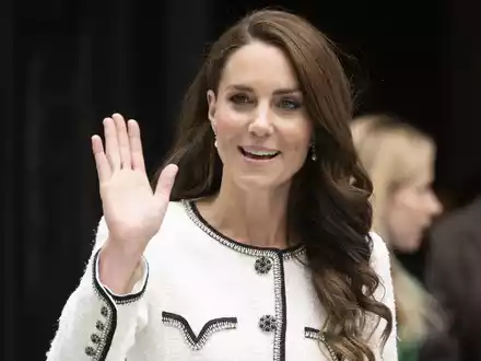 Erheblich verschlimmert wurde die Situation durch den unbeholfenen Versuch, die Sorgen um Kate mit einem Familienfoto der Prinzessin und ihren Kindern zu zerstreuen. - Foto: Paul Grover/Press Association/dpa