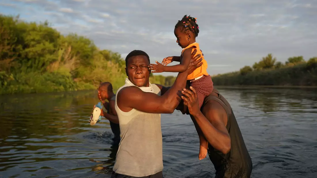 Auf der Flucht vor Armut und Konflikten in ihren Heimatländern kommen täglich Tausende Menschen in die USA - unter anderem über den Grenzfluss Rio Grande aus Mexiko. - Bild: Fernando Llano/AP/dpa