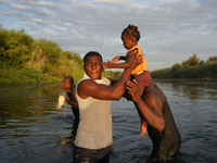 Auf der Flucht vor Armut und Konflikten in ihren Heimatländern kommen täglich Tausende Menschen in die USA - unter anderem über den Grenzfluss Rio Grande aus Mexiko. - Foto: Fernando Llano/AP/dpa