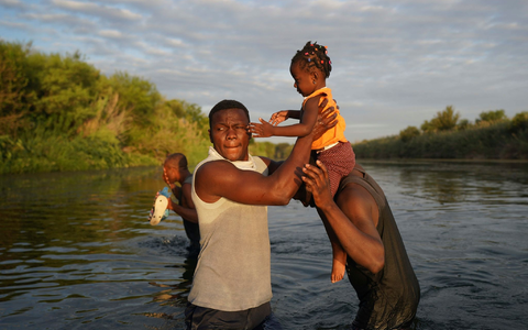Auf der Flucht vor Armut und Konflikten in ihren Heimatländern kommen täglich Tausende Menschen in die USA - unter anderem über den Grenzfluss Rio Grande aus Mexiko. - Foto: Fernando Llano/AP/dpa