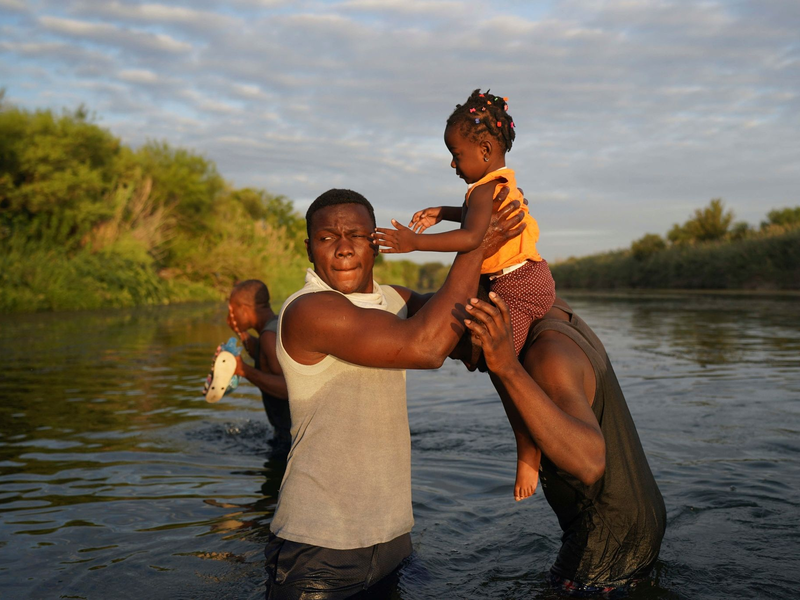 Auf der Flucht vor Armut und Konflikten in ihren Heimatländern kommen täglich Tausende Menschen in die USA - unter anderem über den Grenzfluss Rio Grande aus Mexiko. - Foto: Fernando Llano/AP/dpa