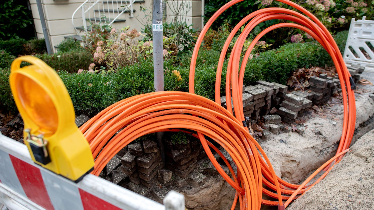 Leerrohre für neue Glasfaserkabel liegen auf einer Baustelle. - Foto: Hauke-Christian Dittrich/dpa