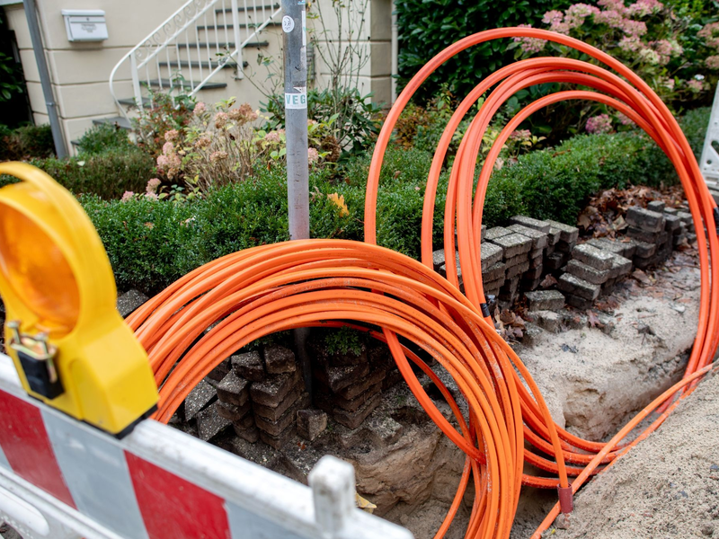 Leerrohre für neue Glasfaserkabel liegen auf einer Baustelle. - Foto: Hauke-Christian Dittrich/dpa