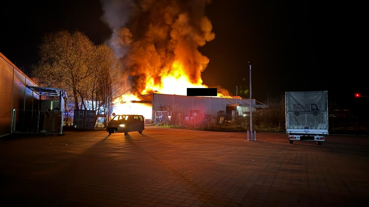 POL-WHV: Brand im Baumarkt in Varel - Die Brandbekämpfungsmaßnahmen dauern noch an - Foto: presseportal.de