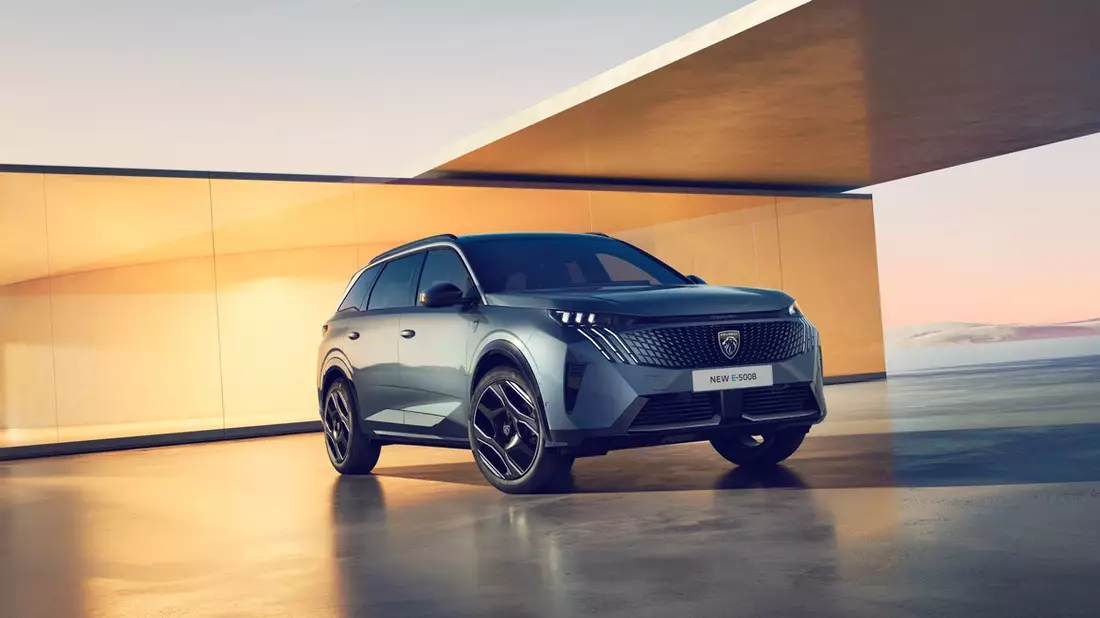 Neuer PEUGEOT E-5008*: Elektro-SUV der Extraklasse - Bild: presseportal.de