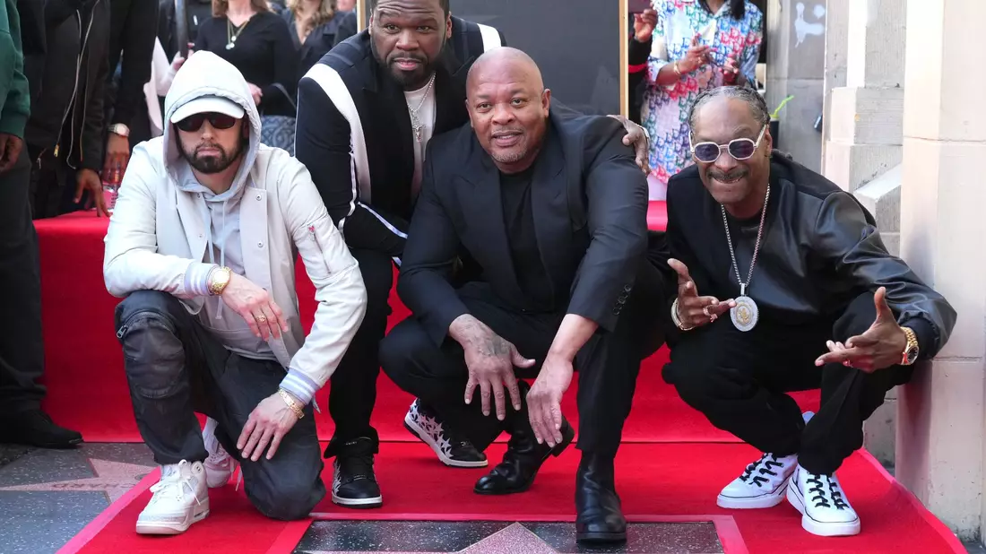 Eminem (l-r), 50 Cent, Dr. Dre und Snoop Dogg nehmen an der Zeremonie teil, bei der Dr. Dre mit einem Stern auf dem Hollywood Walk of Fame geehrt wird. - Bild: Jordan Strauss/Invision/AP/dpa
